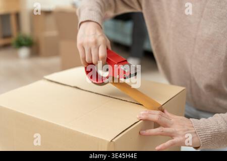 Déménagement, déménagement. Épouse choisir et emballer pour donner avant de déménager à la maison, couple aider à mettre en place et déplacer des meubles pour le nouvel appartement. déplacez-vous dans le nouvel apar Banque D'Images
