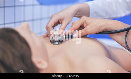 Étudiants en médecine pratiquant l'écoute au stéthoscope sur mannequin d'entraînement Banque D'Images