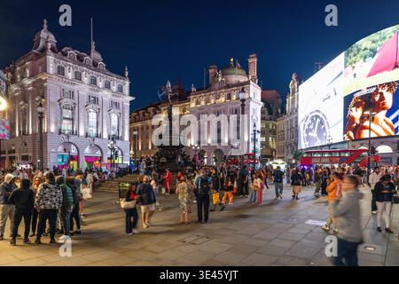 Panneaux d'affichage illuminés et foules animées à Piccadilly Circus. Londres, Royaume-Uni, 30 juillet 2023 Banque D'Images