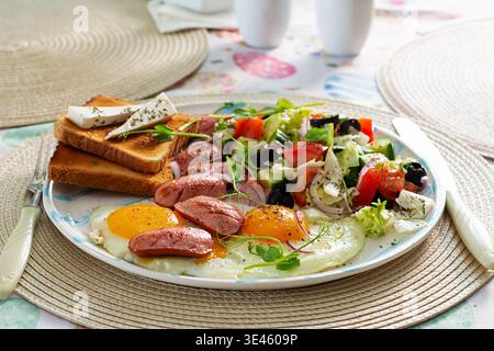 Assiette de petit déjeuner maison colorée avec protéines et légumes Banque D'Images