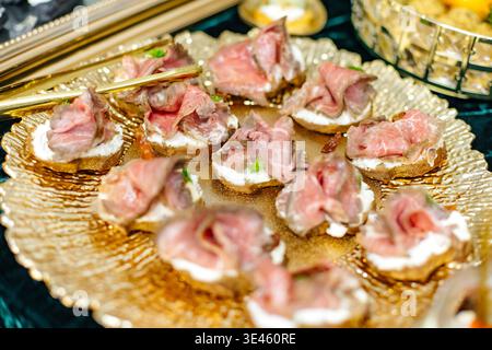 Amuse-gueules gastronomiques superbement disposés sur une assiette de service décorative Banque D'Images