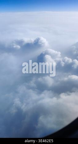 Une vaste vue aérienne révèle un paysage nuageux tranquille, mettant en vedette des nuages de cumulus doux et blancs comme un océan éthéré. Les formations pelucheuses créent un p. Banque D'Images