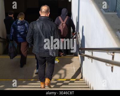 les gens descendent les escaliers jusqu'au passage souterrain Banque D'Images