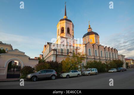 TOMSK, RUSSIE - 14 SEPTEMBRE 2025 : la cathédrale de l'Épiphanie du Seigneur par une soirée ensoleillée de septembre Banque D'Images