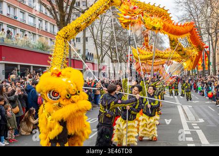 France, Paris, parade du nouvel an chinois (ou lunaire), danse du dragon Banque D'Images