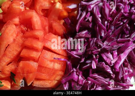 salade avec chou rouge haché, tomates et concombres Banque D'Images