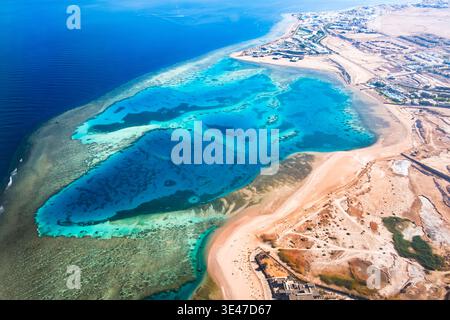 Belle vue depuis la fenêtre de l'avion sur les récifs et les hôtels sur la côte de la mer Rouge à SHARM El SHEIKH, Egypte. Concept de voyage Banque D'Images