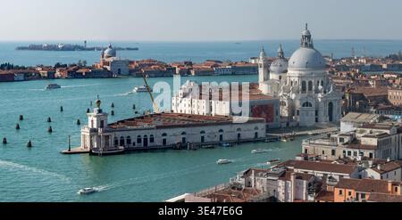 Vue panoramique ensoleillée sur le Grand canal de Venise et la basilique Banque D'Images