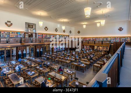 La première salle de lecture de la Bibliothèque nationale allemande de Leipzig, avec des lampes de lecture vertes et une surface de travail en linoléum vert. Les murs sont ornés de fresques représentant des motifs nazaréens tardifs. Leipzig, Saxe, Allemagne Banque D'Images