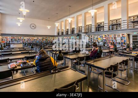 La salle de lecture Bauhaus de 1935/36, avec étagères et bureaux, à la Bibliothèque nationale allemande de Leipzig. Il abrite la plus grande collection de chaises en porte-à-faux Mart Stam, au nombre de 106 pièces. Leipzig, Saxe, Allemagne Banque D'Images