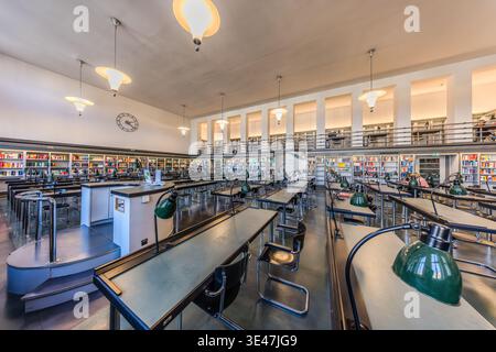 La salle de lecture Bauhaus de 1935/36, avec étagères et bureaux, à la Bibliothèque nationale allemande de Leipzig. Il abrite la plus grande collection de chaises en porte-à-faux Mart Stam, au nombre de 106 pièces. Leipzig, Saxe, Allemagne Banque D'Images