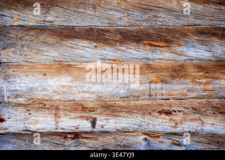Une vue rapprochée des bûches kelohonka altérées montrant le grain naturel, les surfaces vieillies et le caractère nordique rustique. La texture organique et les tons variés font t Banque D'Images