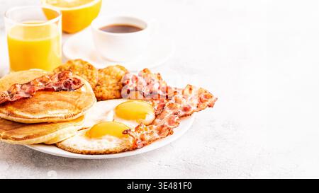 Petit-déjeuner américain complet sain avec des oeufs bacon Pancakes et Latkes, selective focus. Banque D'Images