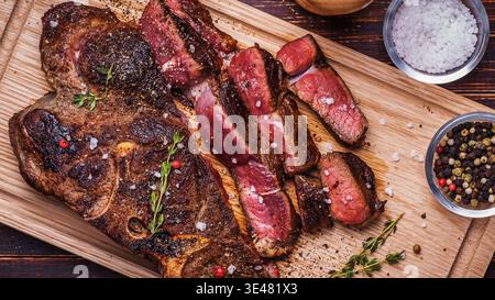 Steak de bœuf sur un fond en bois Banque D'Images