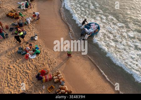 Tôt le matin dans un village de pêcheurs, Phu Yen, Vietnam Banque D'Images