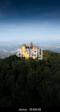 Vue aérienne du palais national coloré de Pena perché sur une colline verdoyante sous un ciel bleu clair Sintra, Lisboa, Portugal. Banque D'Images