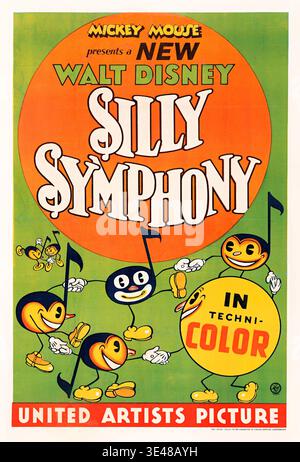 Cette affiche de film vintage de 1932 fait la publicité de la série « Silly Symphony » de Walt Disney, avec des notes de musique animées fantaisistes et l'annonce « IN TECHNICOLOR ». Présenté par Mickey Mouse et distribué par United Artists, il met en valeur l'art dynamique des débuts de l'animation Disney. Banque D'Images