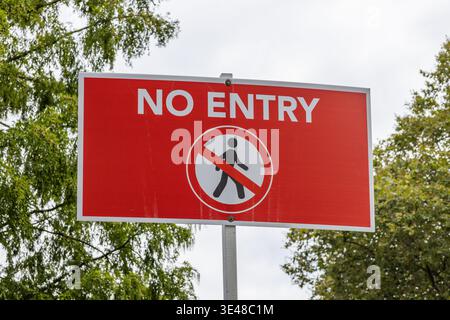 Panneau rouge d'avertissement d'interdiction d'accès avec symbole de restriction des piétons Banque D'Images