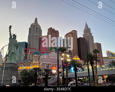 Réplique Statue de la liberté et New York New York Hotel & Casino au crépuscule sur le Strip de Las Vegas, Nevada, États-Unis Banque D'Images