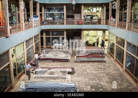 KASHAN, IRAN - 13 AOÛT 2016 : piles de tapis et tapis persans à vendre à l'intérieur du quartier des tapis de Kashan Bazaar, Iran central, artisanat traditionnel, Banque D'Images