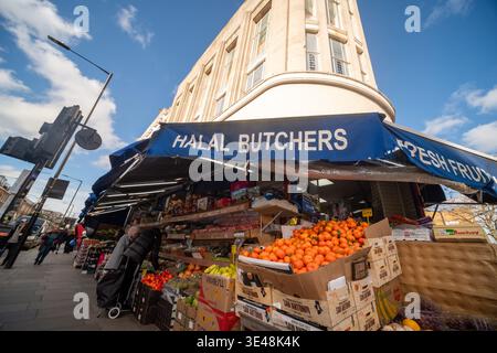 LONDRES - 24 FÉVRIER 2026 : étal boucheries et marché de fruits et légumes frais sur Harrow Road Maida Hill Banque D'Images