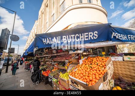 LONDRES - 24 FÉVRIER 2026 : étal boucheries et marché de fruits et légumes frais sur Harrow Road Maida Hill Banque D'Images