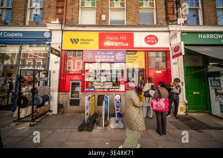 LONDRES - 24 FÉVRIER 2026 : bureau de poste de Maida Hill avec Western Union et atelier de réparation de téléphones sur Harrow Road W9 Banque D'Images