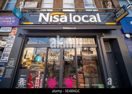 LONDRES - 24 FÉVRIER 2026 : Nisa local dépanneur sur Harrow Road Maida Hill W9 Banque D'Images