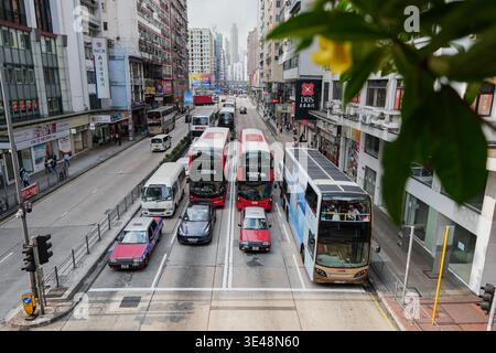 Hong Kong, Hong Kong. 24 mars 2026. Les véhicules circulent sur la route Nathan à Mong Kok, Hong Kong. Crédit : SOPA images Limited/Alamy Live News Banque D'Images