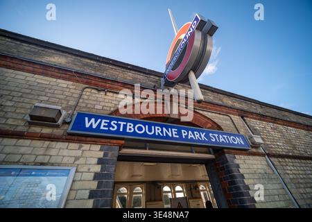 LONDRES - 24 FÉVRIER 2026 : station de métro Westbourne Park, près de Harrow Road à North Kensington- Great Western Road Banque D'Images