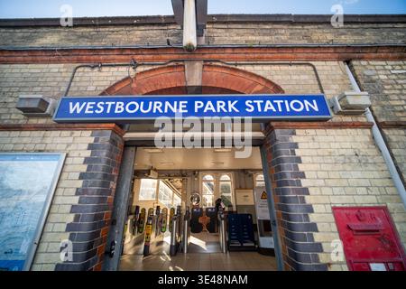 LONDRES - 24 FÉVRIER 2026 : station de métro Westbourne Park, près de Harrow Road à North Kensington- Great Western Road Banque D'Images