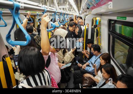 Hong Kong, Hong Kong. 24 mars 2026. Les gens prennent un train de métro MTR à Hong Kong. Crédit : SOPA images Limited/Alamy Live News Banque D'Images