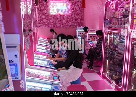Hong Kong, Hong Kong. 24 mars 2026. Les gens jouent dans une salle de jeux au Argyle Centre à Hong Kong. Crédit : SOPA images Limited/Alamy Live News Banque D'Images