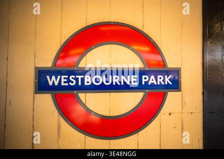 LONDRES - 24 FÉVRIER 2026 : station de métro Westbourne Park, près de Harrow Road à North Kensington- Great Western Road Banque D'Images