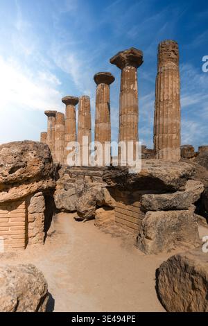 Vue des anciennes colonnes doriques du Temple d'Héraclès dans la vallée des temples sous un ciel bleu à Agrigente, Sicile, Italie. Banque D'Images