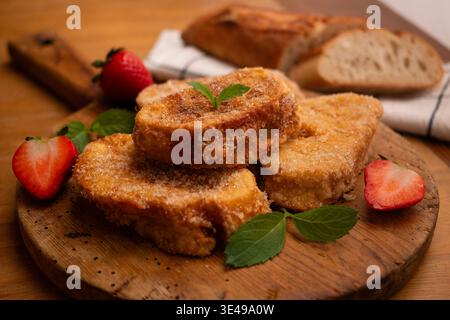 Torrijas. Une recette espagnole traditionnelle de pain frit enrobé d'oeufs et de sucre, préparée pendant la semaine Sainte. Banque D'Images
