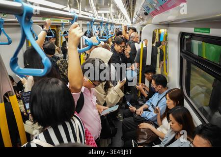 Hong Kong, Hong Kong. 24 mars 2026. Les gens prennent un train de métro MTR à Hong Kong. (Photo de Michael Ho Wai Lee/SOPA images/Sipa USA) crédit : Sipa USA/Alamy Live News Banque D'Images