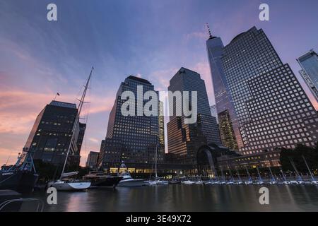 Coucher du soleil à Brookfield Place dans Battery Park, New York, United States Banque D'Images