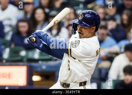 Milwaukee, États-Unis. 26 mars 2026. Le troisième joueur de base des Milwaukee Brewers, David Hamilton, frappe un simple dans la quatrième manche du match MLB entre les White Sox de Chicago et les Milwaukee Brewers à l'American Family Field à Milwaukee, Wisconsin, le jeudi 26 mars 2026. Le jeu est l'ouverture à domicile pour les Brewers. Photo de Tannen Maury/UPI crédit : UPI/Alamy Live News Banque D'Images