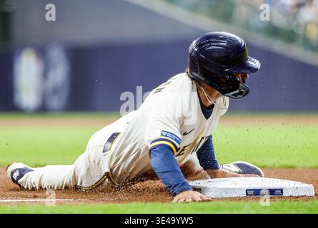 Milwaukee, États-Unis. 26 mars 2026. David Hamilton, troisième joueur de base des Milwaukee Brewers, vole la troisième base de la quatrième manche du match MLB entre les White Sox de Chicago et les Brewers de Milwaukee à American Family Field à Milwaukee, Wisconsin, le jeudi 26 mars 2026. Le jeu est l'ouverture à domicile pour les Brewers. Photo de Tannen Maury/UPI crédit : UPI/Alamy Live News Banque D'Images