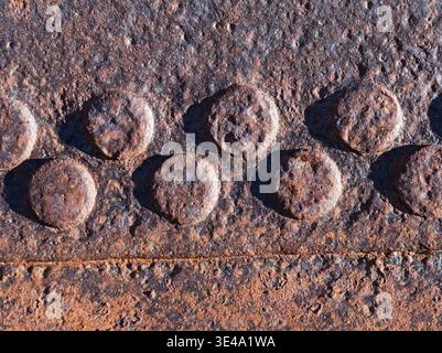 vieille surface en fer riveté avec rouille et corrosion sévères Banque D'Images