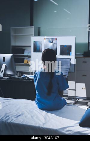 Un patient souffrant de dépression regarde dehors. Banque D'Images