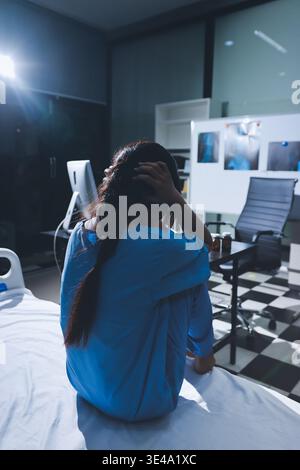 Un patient souffrant de dépression regarde dehors. Banque D'Images