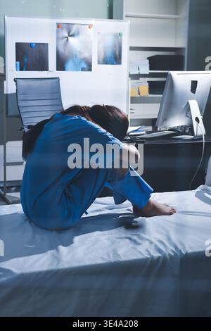 Un patient souffrant de dépression regarde dehors. Banque D'Images
