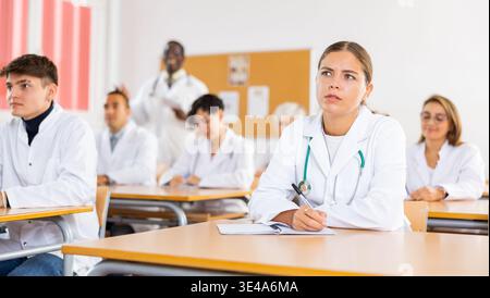 Jeune étudiante en médecine à l'université Banque D'Images