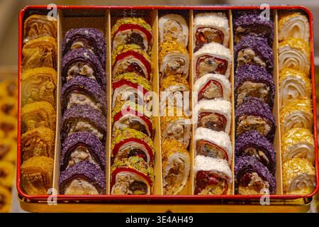 Assortiment de friandises turques traditionnelles Lokum dans un coffret cadeau Banque D'Images