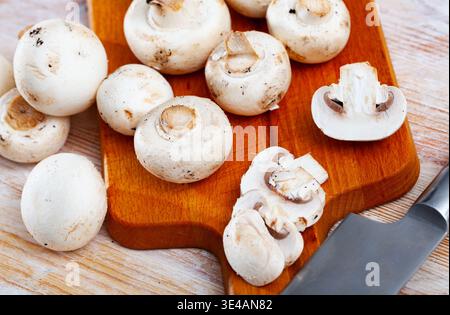 Gros plan de champignons frais et frais sur un bureau en bois Banque D'Images
