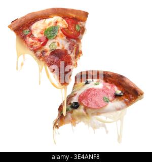 Délicieuses tranches de pizza avec des cordes de fromage étirées dans l'air sur fond blanc Banque D'Images