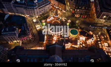 Vue nocturne à angle élevé du marché de Noël de Francfort à Victoria Square, Birmingham, West Midlands, Angleterre Banque D'Images