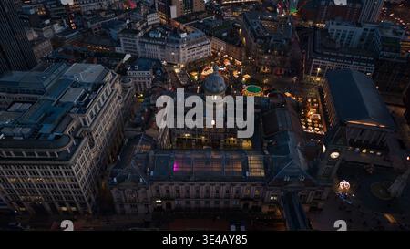 Vue aérienne du marché de Noël de Francfort sur Victoria Square au crépuscule, Birmingham City Council and Museum & Art Gallery, West Midlands, Angleterre Banque D'Images